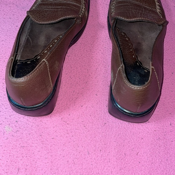 Ladies Brown leather Clark shoes the soles need to be replaced free w/ any order - Picture 6 of 10